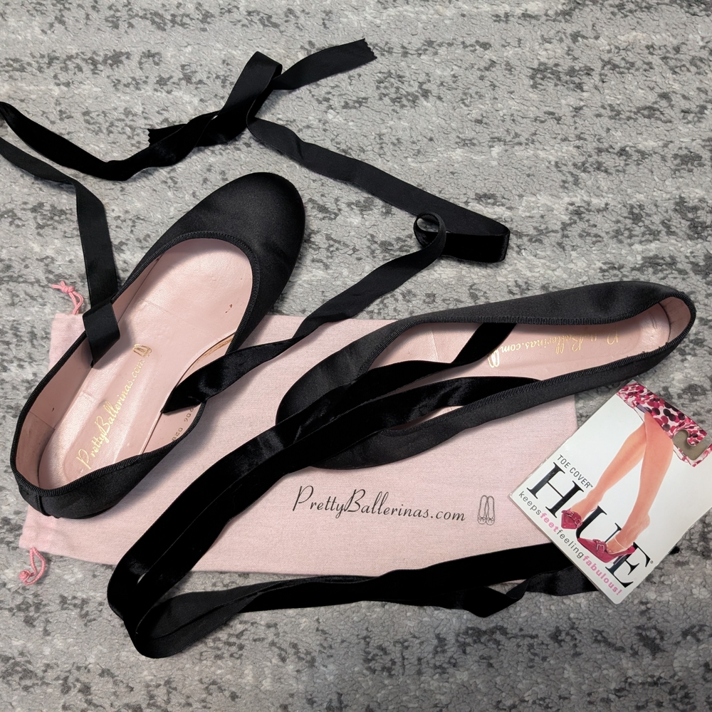 Pretty Ballerinas Black Flats with Ribbon
